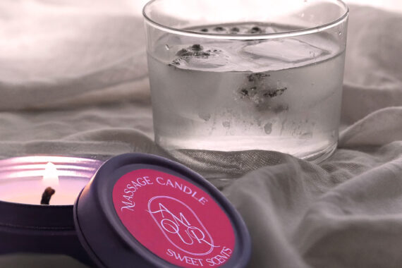 Massagekerze und Glas gefüllt mit Eis für vielseitige Temperaturspiele im Bett